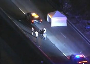 Video/ Pamje tronditëse: Hajduti përpiqet të ikë nga policia, goditet për vdekje nga dy automjete në autostradë.