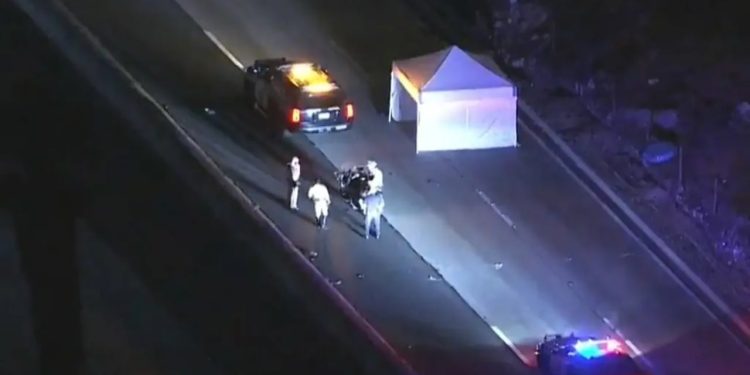 Video/ Pamje tronditëse: Hajduti përpiqet të ikë nga policia, goditet për vdekje nga dy automjete në autostradë.