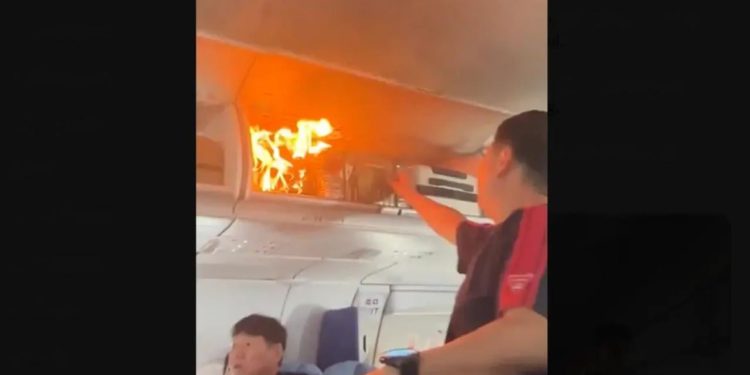 Video: Panik në ajër, bateria në çantën e pasagjerit shpërthen, avioni kryen ulje të jashtëzakonshme në Kinë.