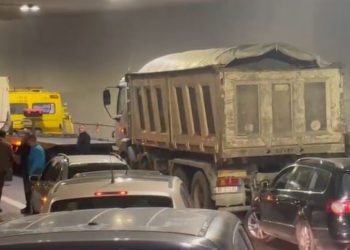 Video/ Problemi me trailerin bllokon qindra automjete në tunelin e unazës veriore