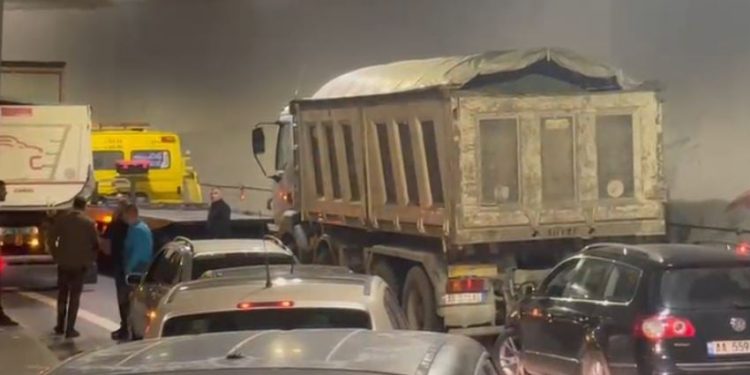 Video/ Problemi me trailerin bllokon qindra automjete në tunelin e unazës veriore