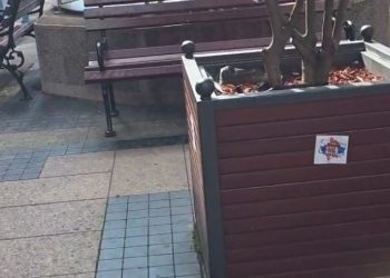 Video/ Serbët vazhdojnë me provokime, vendosin hartën e Kosovës me flamurin e Serbisë në qytetin ku është hoteli i Kombëtares shqiptare.