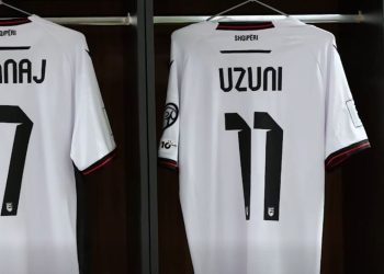Video/ Të gjitha përgatitjet për Serbinë, Federata Shqiptare prezanton fanellat që do të veshin lojtarët kuqezi sonte.