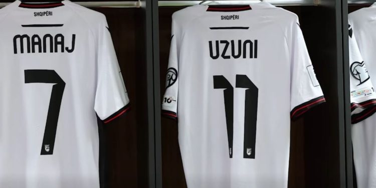 Video/ Të gjitha përgatitjet për Serbinë, Federata Shqiptare prezanton fanellat që do të veshin lojtarët kuqezi sonte.