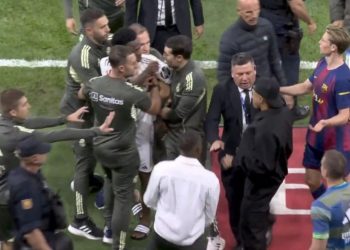 Video/ Tensione në përfundim të “El Clasico”, Yamal përplaset me Carvajal, ndërsa Vinicius e ndjek me ngut drejt tunelit lojtarin spanjoll.