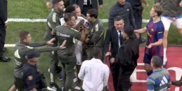 Video/ Tensione në përfundim të “El Clasico”, Yamal përplaset me Carvajal, ndërsa Vinicius e ndjek me ngut drejt tunelit lojtarin spanjoll.