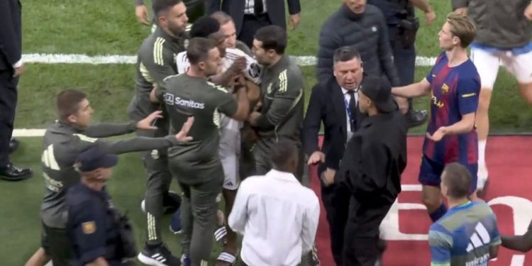 Video/ Tensione në përfundim të “El Clasico”, Yamal përplaset me Carvajal, ndërsa Vinicius e ndjek me ngut drejt tunelit lojtarin spanjoll.