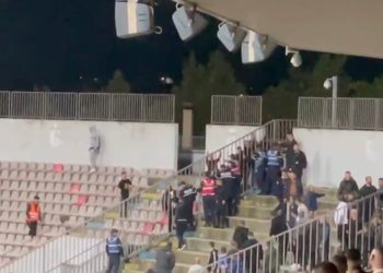 Video/ Tifozë të Elbasanit përplasen me ata të Vorës në shkallët e stadiumit pas humbjes në shtëpi