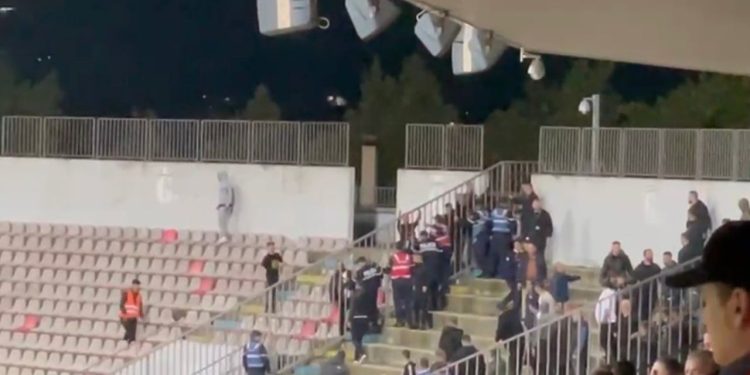 Video/ Tifozë të Elbasanit përplasen me ata të Vorës në shkallët e stadiumit pas humbjes në shtëpi