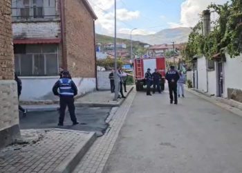 Video/ Tragjedia në Maliq: Zjarri shkakton vdekjen e një nene dhe djalit të saj 14-vjeçar. Arritja e zjarrfikëses në vendin e ngjarjes.