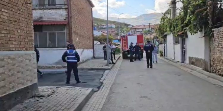 Video/ Tragjedia në Maliq: Zjarri shkakton vdekjen e një nene dhe djalit të saj 14-vjeçar. Arritja e zjarrfikëses në vendin e ngjarjes.