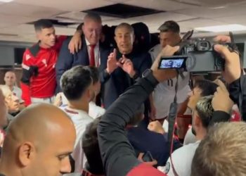 Video/Fjalimi i Sylvinhos dhe bashkimi i Dukës: Festë e shthurur në dhomat e zhveshjes pas triumfit ndaj Serbisë – O sa mirë të jesh shqiptar!