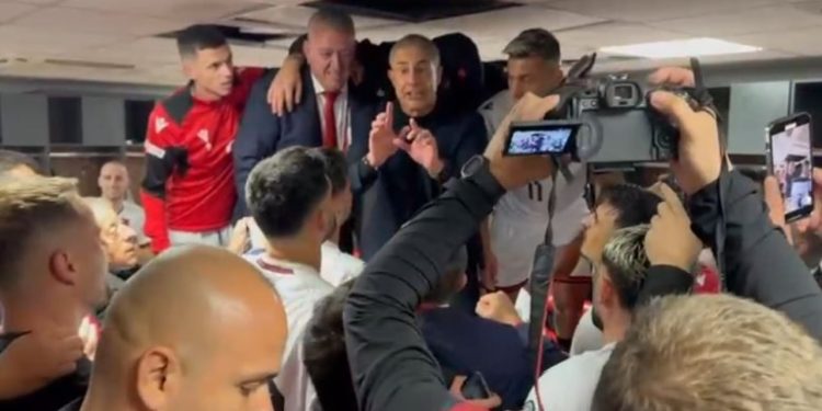 Video/Fjalimi i Sylvinhos dhe bashkimi i Dukës: Festë e shthurur në dhomat e zhveshjes pas triumfit ndaj Serbisë – O sa mirë të jesh shqiptar!