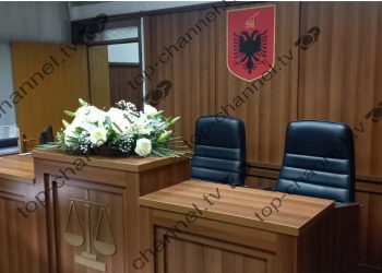 Viktima e atentatit gjatë ushtrimit të detyrës: Kolegët e gjyqtarit Astrit Kalaja vendosin lule në vendin e ngjarjes, duke shprehur heshtje dhe dhimbje në Apel.