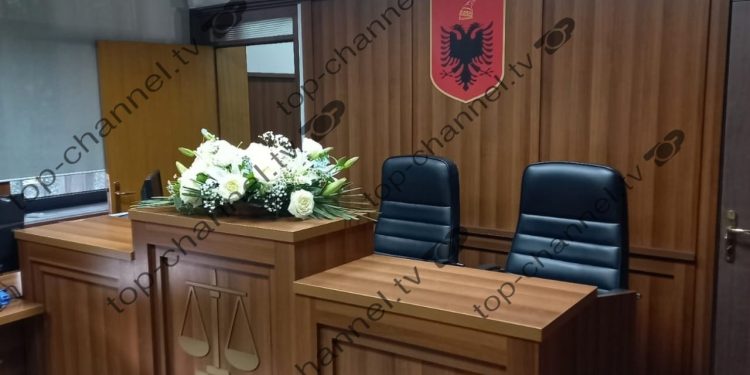 Viktima e atentatit gjatë ushtrimit të detyrës: Kolegët e gjyqtarit Astrit Kalaja vendosin lule në vendin e ngjarjes, duke shprehur heshtje dhe dhimbje në Apel.