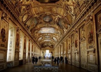 Vjedhja e Luvrit, e ngjashme me skenat filmike, ka një vlerë prej 88 milionë eurosh; arrestohet në Barcelonë një nga të dyshuarit për grabitjen.