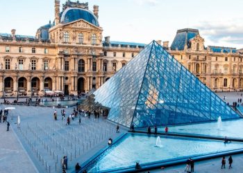 Vjedhje në "Zemrën" e Parisit, Muzeu i Luvrit mbyllet menjëherë/ Procesi hetimor vazhdon