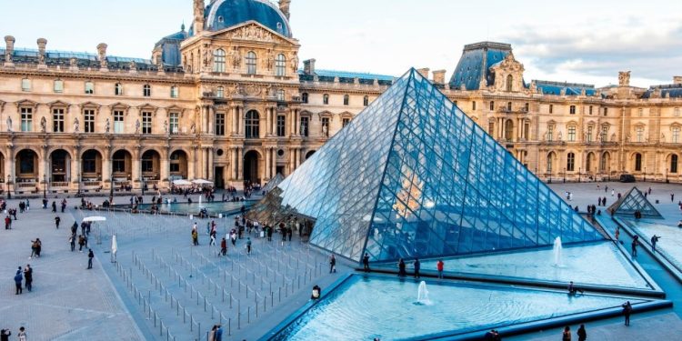 Vjedhje në "Zemrën" e Parisit, Muzeu i Luvrit mbyllet menjëherë/ Procesi hetimor vazhdon