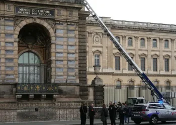 Vjedhje në stilin e një filmi: Pse Muzeu i Luvrit kishte vetëm një kamerë të jashtme dhe pse ajo dokumentonte anën e papërshtatshme?