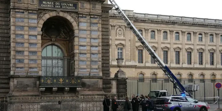 Vjedhje në stilin e një filmi: Pse Muzeu i Luvrit kishte vetëm një kamerë të jashtme dhe pse ajo dokumentonte anën e papërshtatshme?