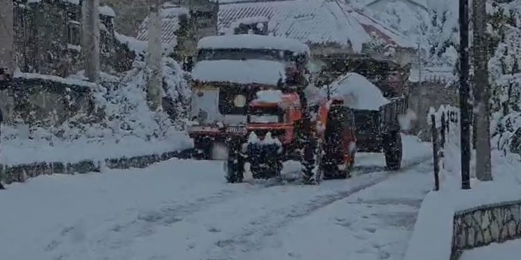 Vjeshta nuk arrin të përfundojë në Shishtavec, duke sjellë pamje të mahnitshme të dëborës së parakohshme që ka mbuluar këtë zonë.
