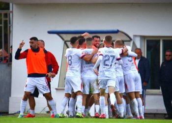 Vllaznia siguron tre pikët e radhës në Ballsh, duke përjetuar një “dramë” me një autogol dhe një gol të anuluar në minutat e fundit.