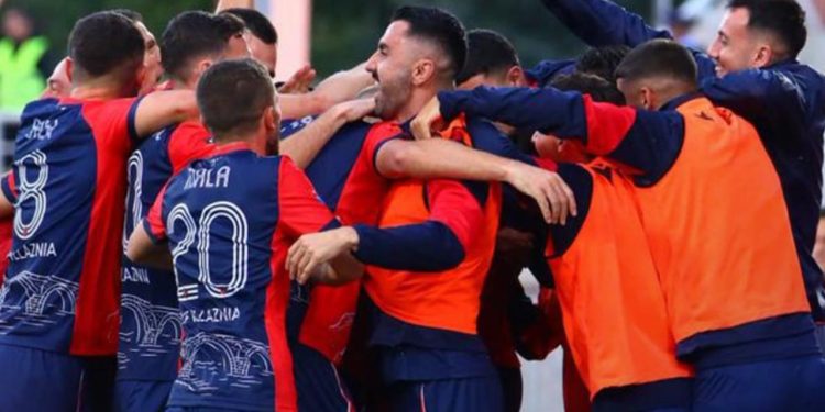 Vllaznia vazhdon me sukses, shkodranët triumfojnë me 10 lojtarë në “klasiken” përballë Tiranës dhe ngjiten në krye të tabelës.
