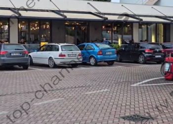 “Vrasja e dyfishtë: Publikohet dëshmia e plotë e camerierit, i cili tha se 'nuk kishte kafe në këtë orë' dhe përshkruan ndërhyrjen e Florit për ta mbështetur.”