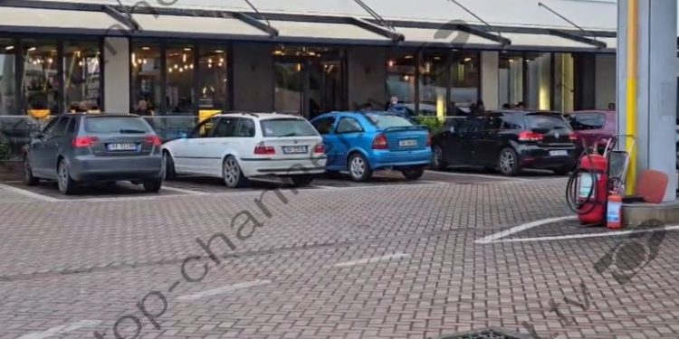 “Vrasja e dyfishtë: Publikohet dëshmia e plotë e camerierit, i cili tha se 'nuk kishte kafe në këtë orë' dhe përshkruan ndërhyrjen e Florit për ta mbështetur.”