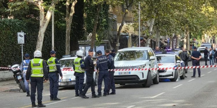 Vrasja e gjyqtarit Astrit Kalaja merr vëmendjen e mediave ndërkombëtare, raportimi i CNN mbi incidentin e rëndë në sallën e gjyqit.