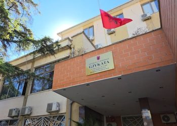 Vrasja e gjyqtarit Astrit Kalaja në sallë, avokati sjell në kujtesë ngjarjen e plagosjes me armë në Gjykatën e Fierit 18 vite më parë.