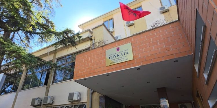 Vrasja e gjyqtarit Astrit Kalaja në sallë, avokati sjell në kujtesë ngjarjen e plagosjes me armë në Gjykatën e Fierit 18 vite më parë.