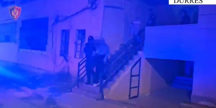 Zbulimi i një rrjeti prostitucioni në Durrës: Organizatori dhe dy punonjës seksuale kolumbiane arrestohen për trafikim në Shqipëri.