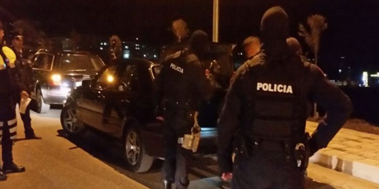 Zbulohet një “shtëpi bari” në Bilisht, disa individë dërgohen në polici.