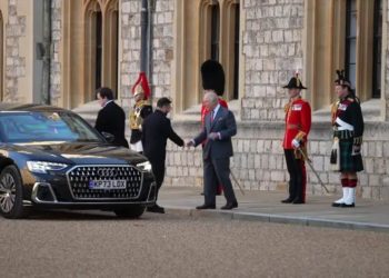 Zelensky viziton Mbretin Charles në Londër, kërkon mbështetje nga aleatët e NATO-s për armë.