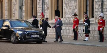 Zelensky viziton Mbretin Charles në Londër, kërkon mbështetje nga aleatët e NATO-s për armë.