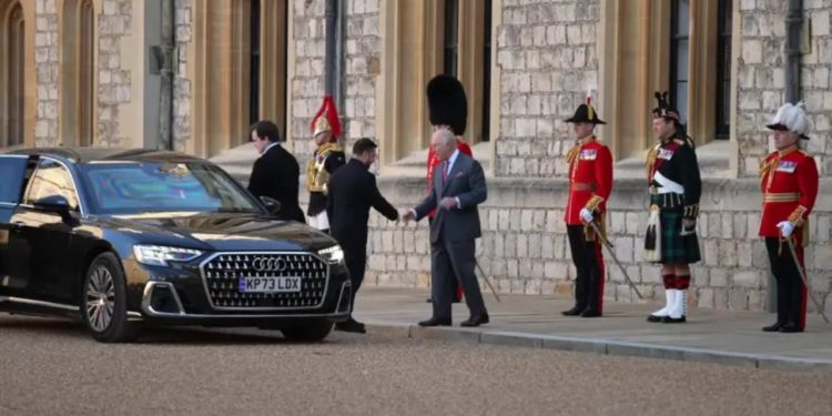 Zelensky viziton Mbretin Charles në Londër, kërkon mbështetje nga aleatët e NATO-s për armë.