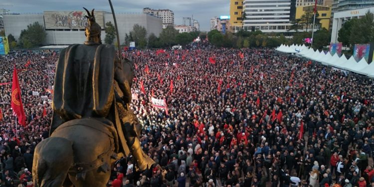 “Zemra mal”: Kryeministri Rama publikon videon për të mbështetur protestën në Tiranë për UÇK-në