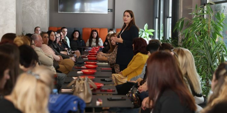 Zgjedhjet e anulluara në Tiranë, PS vazhdon fushatën. Manastirliu në takime me bluzat e bardha: Rritje e shërbimeve sociale.