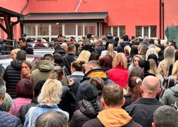 Zgjedhjet lokale në Kosovë: Anëtarët e komunitetit serb protestojnë jashtë qendrave të votimit, duke u distancuar nga Lista Serbe