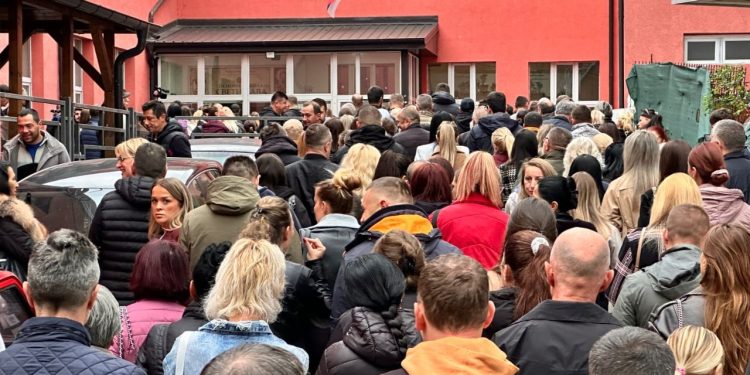 Zgjedhjet lokale në Kosovë: Anëtarët e komunitetit serb protestojnë jashtë qendrave të votimit, duke u distancuar nga Lista Serbe