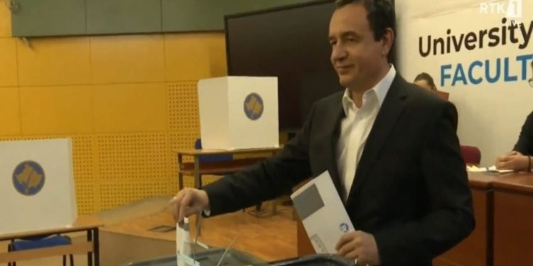 Zgjedhjet lokale në Kosovë: Kurti votoi dhe theksoi rëndësinë e vendimeve për katër vitet e ardhshme në komunat e vendit.