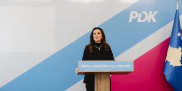 Zgjedhjet lokale në Kosovë: Sekretarja e PDK-së inkurajon qytetarët të vazhdojnë të votojnë, duke theksuar rritjen e besimit të partisë nga ana e popullsisë.