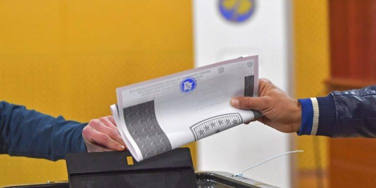 Zgjedhjet në Kosovë, një rënie e mbështetjes për Listën Serbe, por influenca e Vuçiçit vazhdon.