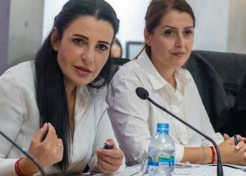 Zgjedhjet në Tiranë: Ministrja Balluku ndan imazhe me Manastirliun e deputetë të tjerë të PS-së, duke theksuar se nuk e kuptuan kurrë se energjia socialiste buron nga...