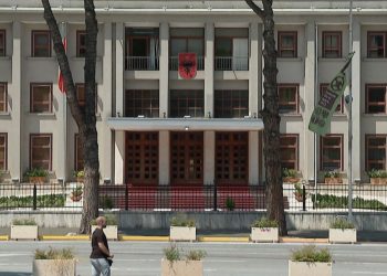 Zgjedhjet në Tiranë: Përplasje mes PS dhe PD, opozita akuzon presidentin Begaj për shkelje dhe kundërshton socialistët mbi vakancat në KQZ