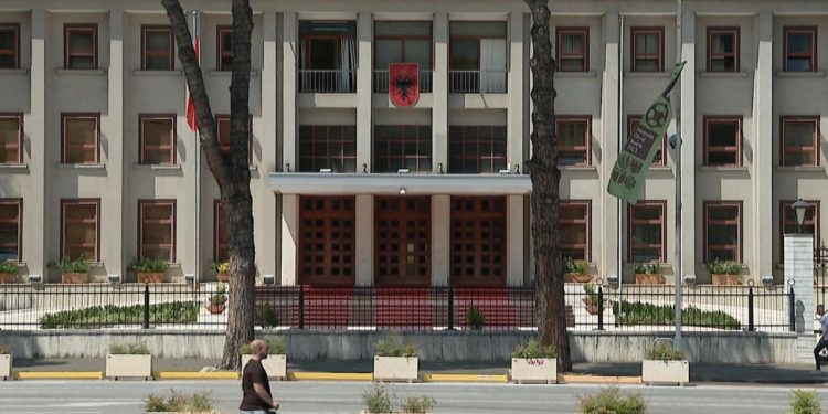 Zgjedhjet në Tiranë: Përplasje mes PS dhe PD, opozita akuzon presidentin Begaj për shkelje dhe kundërshton socialistët mbi vakancat në KQZ