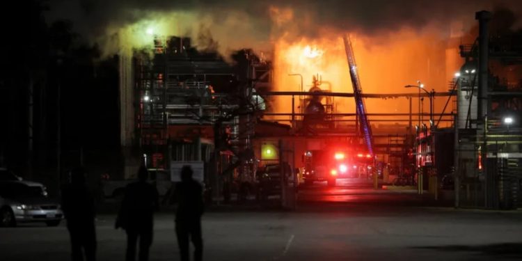 Zjarr i madh në një rafineri në Los Angeles, banorët e këshillohen të mbeten në shtëpi