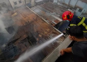 Zjarr në një fabrikë të veshjeve në Bangladesh, 16 të vdekur dhe shumë të tjerë të bllokuar ende.
