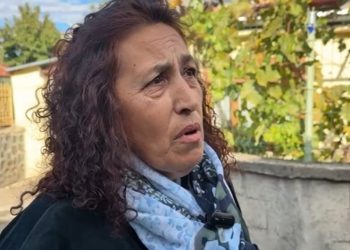 Zjarri fatal në Maliq, ku humbën jetën nëna dhe djali 14-vjeçar; fqinjja ndau informacione: Vajza u hodh nga dritarja, sfungjeri u dogj dhe shkaktoi tym.